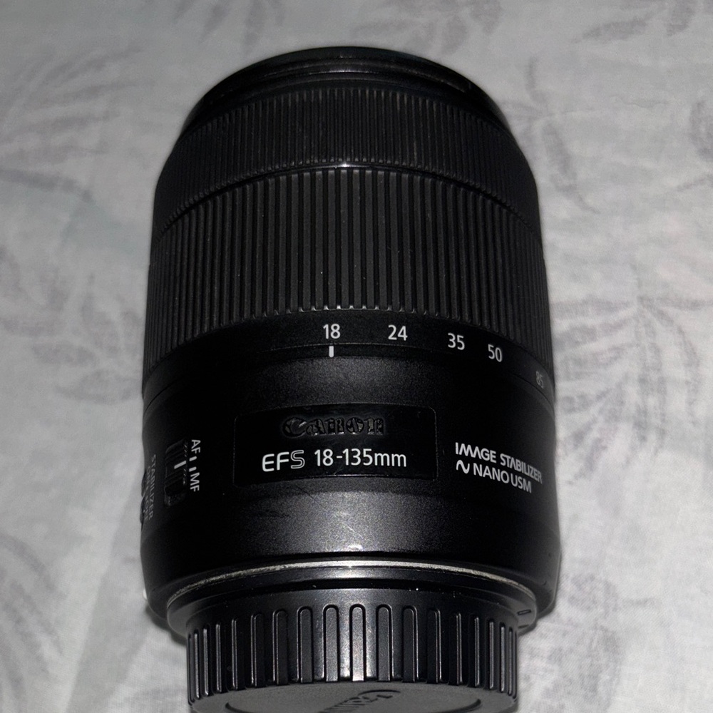 Canon EFS 18-135mm Lens in Black